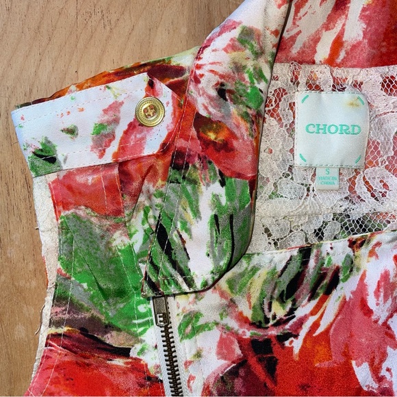 Chord Lace-lined Floral Vest - Picture 6 of 10